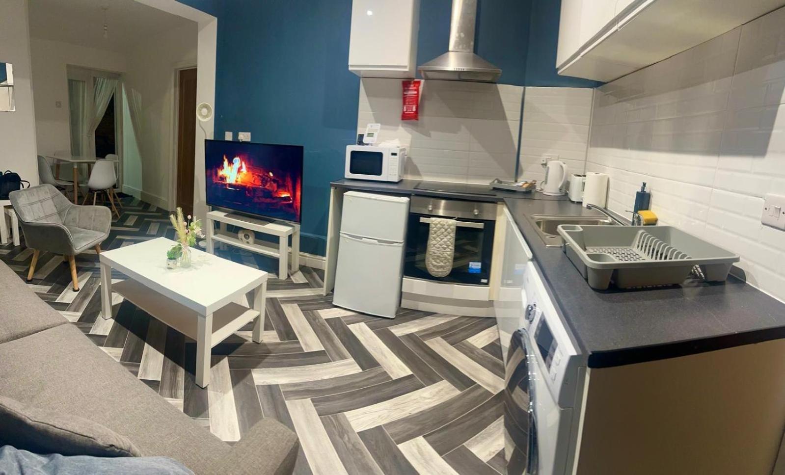 Elegant 3 Bedroom Apartment *